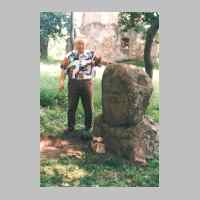 022-1271 Goldbach am 12. Juni 1996. Harry Schlisio auf dem Goldbacher Friedhof nach der Wiederaufstellung des alten Grabsteines. .jpg